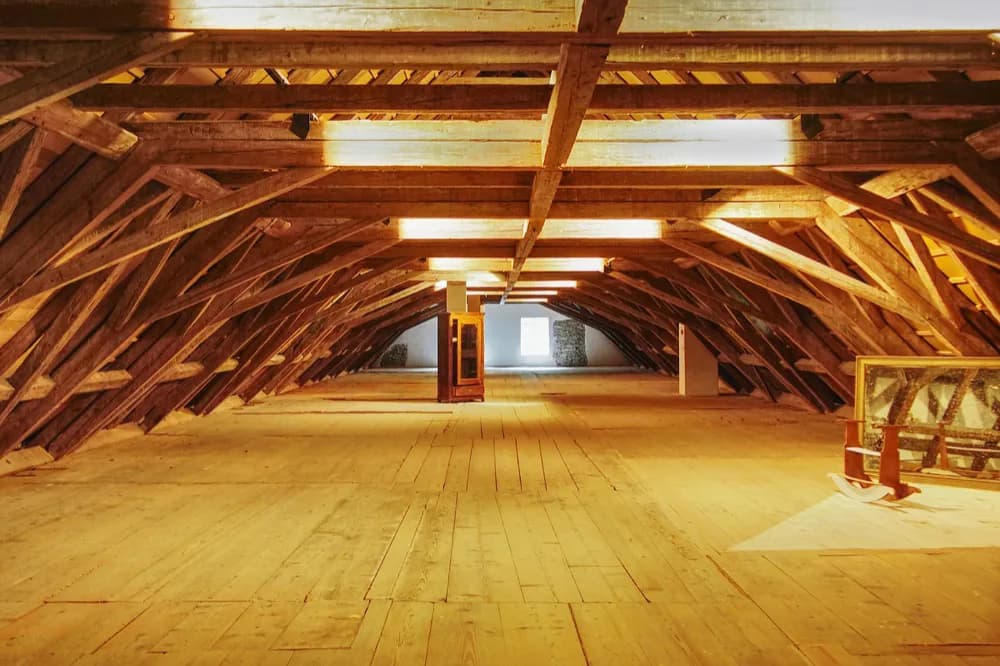 Charpente en bois d'un grand comble, plancher de sapin