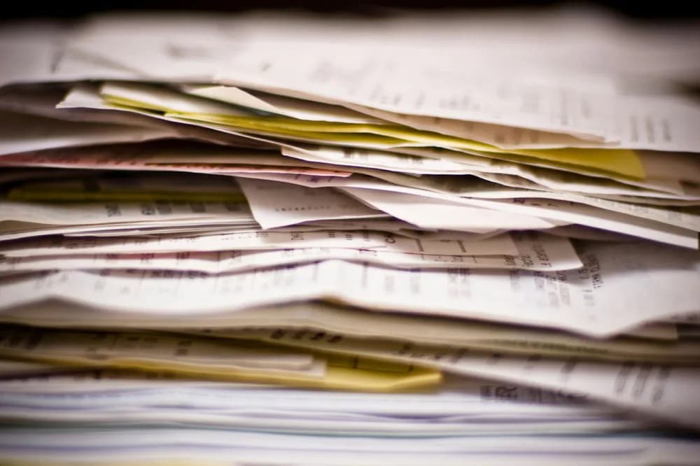 Pile de justificatifs et de feuillets empilés en désordre