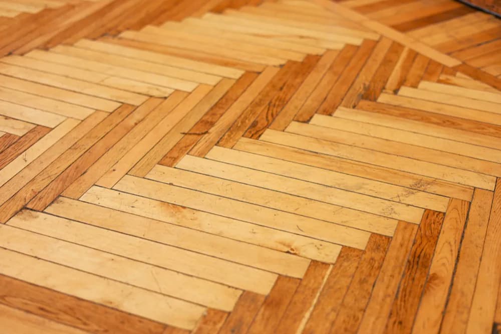 Parquet ancien posé en point de Hongrie, vu de près