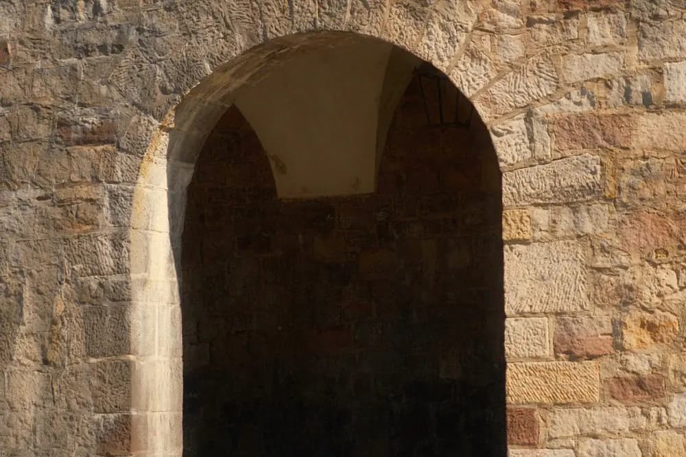 Arc de pierre d'un sous-sol ancien, ouvert sur l'ombre